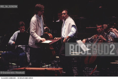 -Venezia,1992.Ritratto di Claudio Abbado, direttore dorchestra Musica classica direttore orchestra ritratto -Venice,1992. Portrait of the conductor Claudio Abbado during a concert ©Graziano Arici/Rosebud2 La cessione dei diritti di questa immagine si intende per quanto di nostra competenza. Non comprende invece le eventuali spese  relative a diritti che potranno essere richiesti dagli Enti o persone fisiche cui appartengono eventualmente i soggetti  ripresi. Tali costi, ove necessari, e l’espletamento di qualsivoglia pratica di richiesta di concessione del permesso di pubblicazione sono esclusivamente a carico e a cura del soggetto acquirente di questa immagine.