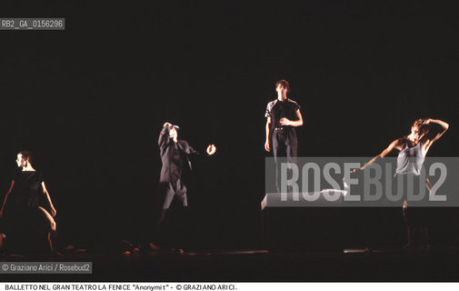 -Venezia,1993.Gran Teatro la Fenice. Balletto Anonymit, coreografia di Pina Bausch, corpo di ballo Tanztheater Wuppertal.Tanztheater Wuppertal Pina Bausch Danza balletto coreografia .-Venice,1993.Gran Teatro la Fenice. Dance ballet Anonymit, choreographed by Pina Bausch, Tanztheater Wuppertal dancers chorus ©Graziano Arici/Rosebud2 .La cessione dei diritti di questa immagine si intende per quanto di nostra competenza. Non comprende invece le eventuali spese  relative a diritti che potranno essere richiesti dagli Enti o persone fisiche cui appartengono eventualmente i soggetti  ripresi. Tali costi, ove necessari, e l’espletamento di qualsivoglia pratica di richiesta di concessione del permesso di pubblicazione sono esclusivamente a carico e a cura del soggetto acquirente di questa immagine.