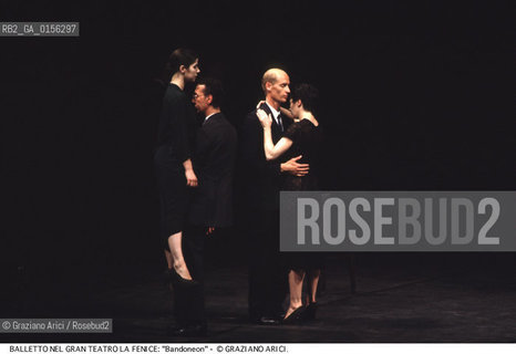 -Venezia,1985.Gran Teatro la Fenice. Balletto Bandoneon, coreografia di Pina Bausch, corpo di ballo Tanztheater Wuppertal.Tanztheater Wuppertal Pina Bausch Danza balletto coreografia .-Venice,1985. Gran Teatro la Fenice. Dance ballet Bandoneon, choreographed by Pina Bausch, Tanztheater Wuppertal dancers chorus ©Graziano Arici/Rosebud2 .La cessione dei diritti di questa immagine si intende per quanto di nostra competenza. Non comprende invece le eventuali spese  relative a diritti che potranno essere richiesti dagli Enti o persone fisiche cui appartengono eventualmente i soggetti  ripresi. Tali costi, ove necessari, e l’espletamento di qualsivoglia pratica di richiesta di concessione del permesso di pubblicazione sono esclusivamente a carico e a cura del soggetto acquirente di questa immagine.