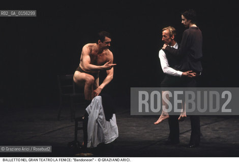 -Venezia,1985.Gran Teatro la Fenice. Balletto Bandoneon, coreografia di Pina Bausch, corpo di ballo Tanztheater Wuppertal.Tanztheater Wuppertal Pina Bausch Danza balletto coreografia .-Venice,1985. Gran Teatro la Fenice. Dance ballet Bandoneon, choreographed by Pina Bausch, Tanztheater Wuppertal dancers chorus ©Graziano Arici/Rosebud2 .La cessione dei diritti di questa immagine si intende per quanto di nostra competenza. Non comprende invece le eventuali spese  relative a diritti che potranno essere richiesti dagli Enti o persone fisiche cui appartengono eventualmente i soggetti  ripresi. Tali costi, ove necessari, e l’espletamento di qualsivoglia pratica di richiesta di concessione del permesso di pubblicazione sono esclusivamente a carico e a cura del soggetto acquirente di questa immagine.
