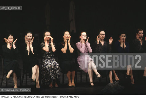 -Venezia,1985.Gran Teatro la Fenice. Balletto Bandoneon, coreografia di Pina Bausch, corpo di ballo Tanztheater Wuppertal.Tanztheater Wuppertal Pina Bausch Danza balletto coreografia .-Venice,1985. Gran Teatro la Fenice. Dance ballet Bandoneon, choreographed by Pina Bausch, Tanztheater Wuppertal dancers chorus ©Graziano Arici/Rosebud2 .La cessione dei diritti di questa immagine si intende per quanto di nostra competenza. Non comprende invece le eventuali spese  relative a diritti che potranno essere richiesti dagli Enti o persone fisiche cui appartengono eventualmente i soggetti  ripresi. Tali costi, ove necessari, e l’espletamento di qualsivoglia pratica di richiesta di concessione del permesso di pubblicazione sono esclusivamente a carico e a cura del soggetto acquirente di questa immagine.