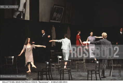 -Venezia,1985.Gran Teatro la Fenice. Balletto Bandoneon, coreografia di Pina Bausch, corpo di ballo Tanztheater Wuppertal.Tanztheater Wuppertal Pina Bausch Danza balletto coreografia .-Venice,1985. Gran Teatro la Fenice. Dance ballet Bandoneon, choreographed by Pina Bausch, Tanztheater Wuppertal dancers chorus ©Graziano Arici/Rosebud2 .La cessione dei diritti di questa immagine si intende per quanto di nostra competenza. Non comprende invece le eventuali spese  relative a diritti che potranno essere richiesti dagli Enti o persone fisiche cui appartengono eventualmente i soggetti  ripresi. Tali costi, ove necessari, e l’espletamento di qualsivoglia pratica di richiesta di concessione del permesso di pubblicazione sono esclusivamente a carico e a cura del soggetto acquirente di questa immagine.