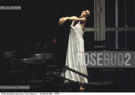 -Venezia,1987.Gran Teatro la Fenice. Balletto Café Müller,coreografia di Pina Bausch, corpo di ballo Tanztheater Wuppertal.Tanztheater Wuppertal Pina Bausch Danza balletto coreografia Café Müller.-Venice,1987. Gran Teatro la Fenice. Dance ballet Café Müller, choreographed by Pina Bausch, Tanztheater Wuppertal dancers chorus ©Graziano Arici/Rosebud2 .La cessione dei diritti di questa immagine si intende per quanto di nostra competenza. Non comprende invece le eventuali spese  relative a diritti che potranno essere richiesti dagli Enti o persone fisiche cui appartengono eventualmente i soggetti  ripresi. Tali costi, ove necessari, e l’espletamento di qualsivoglia pratica di richiesta di concessione del permesso di pubblicazione sono esclusivamente a carico e a cura del soggetto acquirente di questa immagine.