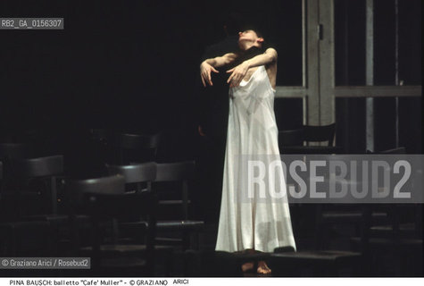 -Venezia,1987.Gran Teatro la Fenice. Balletto Café Müller,coreografia di Pina Bausch, corpo di ballo Tanztheater Wuppertal.Tanztheater Wuppertal Pina Bausch Danza balletto coreografia Café Müller.-Venice,1987. Gran Teatro la Fenice. Dance ballet Café Müller, choreographed by Pina Bausch, Tanztheater Wuppertal dancers chorus ©Graziano Arici/Rosebud2 .La cessione dei diritti di questa immagine si intende per quanto di nostra competenza. Non comprende invece le eventuali spese  relative a diritti che potranno essere richiesti dagli Enti o persone fisiche cui appartengono eventualmente i soggetti  ripresi. Tali costi, ove necessari, e l’espletamento di qualsivoglia pratica di richiesta di concessione del permesso di pubblicazione sono esclusivamente a carico e a cura del soggetto acquirente di questa immagine.