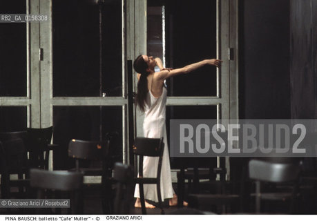 -Venezia,1987.Gran Teatro la Fenice. Balletto Café Müller,coreografia di Pina Bausch, corpo di ballo Tanztheater Wuppertal.Tanztheater Wuppertal Pina Bausch Danza balletto coreografia Café Müller.-Venice,1987. Gran Teatro la Fenice. Dance ballet Café Müller, choreographed by Pina Bausch, Tanztheater Wuppertal dancers chorus ©Graziano Arici/Rosebud2 .La cessione dei diritti di questa immagine si intende per quanto di nostra competenza. Non comprende invece le eventuali spese  relative a diritti che potranno essere richiesti dagli Enti o persone fisiche cui appartengono eventualmente i soggetti  ripresi. Tali costi, ove necessari, e l’espletamento di qualsivoglia pratica di richiesta di concessione del permesso di pubblicazione sono esclusivamente a carico e a cura del soggetto acquirente di questa immagine.