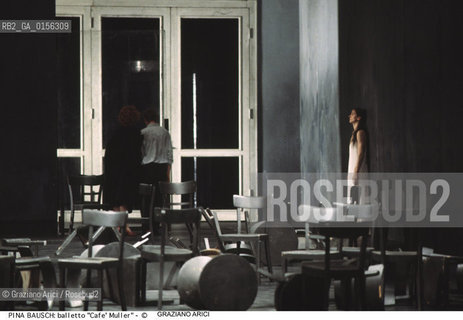 -Venezia,1987.Gran Teatro la Fenice. Balletto Café Müller,coreografia di Pina Bausch, corpo di ballo Tanztheater Wuppertal.Tanztheater Wuppertal Pina Bausch Danza balletto coreografia Café Müller.-Venice,1987. Gran Teatro la Fenice. Dance ballet Café Müller, choreographed by Pina Bausch, Tanztheater Wuppertal dancers chorus ©Graziano Arici/Rosebud2 .La cessione dei diritti di questa immagine si intende per quanto di nostra competenza. Non comprende invece le eventuali spese  relative a diritti che potranno essere richiesti dagli Enti o persone fisiche cui appartengono eventualmente i soggetti  ripresi. Tali costi, ove necessari, e l’espletamento di qualsivoglia pratica di richiesta di concessione del permesso di pubblicazione sono esclusivamente a carico e a cura del soggetto acquirente di questa immagine.