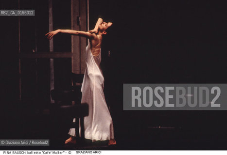 -Venezia,1987.Gran Teatro la Fenice. Balletto Café Müller,coreografia di Pina Bausch, corpo di ballo Tanztheater Wuppertal.Tanztheater Wuppertal Pina Bausch Danza balletto coreografia Café Müller.-Venice,1987. Gran Teatro la Fenice. Dance ballet Café Müller, choreographed by Pina Bausch, Tanztheater Wuppertal dancers chorus ©Graziano Arici/Rosebud2 .La cessione dei diritti di questa immagine si intende per quanto di nostra competenza. Non comprende invece le eventuali spese  relative a diritti che potranno essere richiesti dagli Enti o persone fisiche cui appartengono eventualmente i soggetti  ripresi. Tali costi, ove necessari, e l’espletamento di qualsivoglia pratica di richiesta di concessione del permesso di pubblicazione sono esclusivamente a carico e a cura del soggetto acquirente di questa immagine.