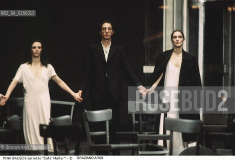 -Venezia,1987.Gran Teatro la Fenice. Balletto Café Müller,coreografia di Pina Bausch, corpo di ballo Tanztheater Wuppertal.Tanztheater Wuppertal Pina Bausch Danza balletto coreografia Café Müller.-Venice,1987. Gran Teatro la Fenice. Dance ballet Café Müller, choreographed by Pina Bausch, Tanztheater Wuppertal dancers chorus ©Graziano Arici/Rosebud2 .La cessione dei diritti di questa immagine si intende per quanto di nostra competenza. Non comprende invece le eventuali spese  relative a diritti che potranno essere richiesti dagli Enti o persone fisiche cui appartengono eventualmente i soggetti  ripresi. Tali costi, ove necessari, e l’espletamento di qualsivoglia pratica di richiesta di concessione del permesso di pubblicazione sono esclusivamente a carico e a cura del soggetto acquirente di questa immagine.