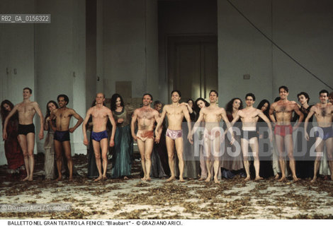 -Venezia,1987.Gran Teatro la Fenice. Balletto Blaubart,coreografia di Pina Bausch, corpo di ballo Tanztheater Wuppertal.Tanztheater Wuppertal Pina Bausch Danza balletto coreografia Blaubart.-Venice,1987. Gran Teatro la Fenice. Dance ballet Blaubart, choreographed by Pina Bausch, Tanztheater Wuppertal dancers chorus ©Graziano Arici/Rosebud2 .La cessione dei diritti di questa immagine si intende per quanto di nostra competenza. Non comprende invece le eventuali spese  relative a diritti che potranno essere richiesti dagli Enti o persone fisiche cui appartengono eventualmente i soggetti  ripresi. Tali costi, ove necessari, e l’espletamento di qualsivoglia pratica di richiesta di concessione del permesso di pubblicazione sono esclusivamente a carico e a cura del soggetto acquirente di questa immagine.