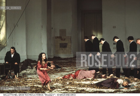 -Venezia,1987.Gran Teatro la Fenice. Balletto Blaubart,coreografia di Pina Bausch, corpo di ballo Tanztheater Wuppertal.Tanztheater Wuppertal Pina Bausch Danza balletto coreografia Blaubart.-Venice,1987. Gran Teatro la Fenice. Dance ballet Blaubart, choreographed by Pina Bausch, Tanztheater Wuppertal dancers chorus ©Graziano Arici/Rosebud2 .La cessione dei diritti di questa immagine si intende per quanto di nostra competenza. Non comprende invece le eventuali spese  relative a diritti che potranno essere richiesti dagli Enti o persone fisiche cui appartengono eventualmente i soggetti  ripresi. Tali costi, ove necessari, e l’espletamento di qualsivoglia pratica di richiesta di concessione del permesso di pubblicazione sono esclusivamente a carico e a cura del soggetto acquirente di questa immagine.