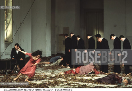 -Venezia,1987.Gran Teatro la Fenice. Balletto Blaubart,coreografia di Pina Bausch, corpo di ballo Tanztheater Wuppertal.Tanztheater Wuppertal Pina Bausch Danza balletto coreografia Blaubart.-Venice,1987. Gran Teatro la Fenice. Dance ballet Blaubart, choreographed by Pina Bausch, Tanztheater Wuppertal dancers chorus ©Graziano Arici/Rosebud2 .La cessione dei diritti di questa immagine si intende per quanto di nostra competenza. Non comprende invece le eventuali spese  relative a diritti che potranno essere richiesti dagli Enti o persone fisiche cui appartengono eventualmente i soggetti  ripresi. Tali costi, ove necessari, e l’espletamento di qualsivoglia pratica di richiesta di concessione del permesso di pubblicazione sono esclusivamente a carico e a cura del soggetto acquirente di questa immagine.