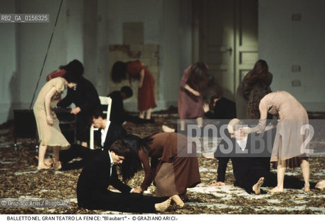 -Venezia,1987.Gran Teatro la Fenice. Balletto Blaubart,coreografia di Pina Bausch, corpo di ballo Tanztheater Wuppertal.Tanztheater Wuppertal Pina Bausch Danza balletto coreografia Blaubart.-Venice,1987. Gran Teatro la Fenice. Dance ballet Blaubart, choreographed by Pina Bausch, Tanztheater Wuppertal dancers chorus ©Graziano Arici/Rosebud2 .La cessione dei diritti di questa immagine si intende per quanto di nostra competenza. Non comprende invece le eventuali spese  relative a diritti che potranno essere richiesti dagli Enti o persone fisiche cui appartengono eventualmente i soggetti  ripresi. Tali costi, ove necessari, e l’espletamento di qualsivoglia pratica di richiesta di concessione del permesso di pubblicazione sono esclusivamente a carico e a cura del soggetto acquirente di questa immagine.