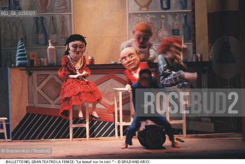 Venezia,1982.Balletto Le bœuf sur le toit - GRAN TEATRO LA FENICE, REGIA E MESSA IN SCENA DI MARINA SPREAFICO, ALLESTIMENTO ORIGINALE RAOUL DUFY (1920),MASCHERE DI CARLA PICOZZI.Venice,1982.DANCE BALLET Le bœuf sur le toit -GRAN TEATRO LA FENICE {VENICE} / DIRECTED AND STAGED BY MARINA SPREAFICO ON THE BASIS OF THE ORIGINAL STAGING BY RAOUL DUFY (1920) / MASKS BY CARLA PICOZZI..La cessione dei diritti di questa immagine si intende per quanto di nostra competenza. Non comprende invece le eventuali spese  relative a diritti che potranno essere richiesti dagli Enti o persone fisiche cui appartengono eventualmente i soggetti  ripresi. Tali costi, ove necessari, e l’espletamento di qualsivoglia pratica di richiesta di concessione del permesso di pubblicazione sono esclusivamente a carico e a cura del soggetto acquirente di questa immagine.