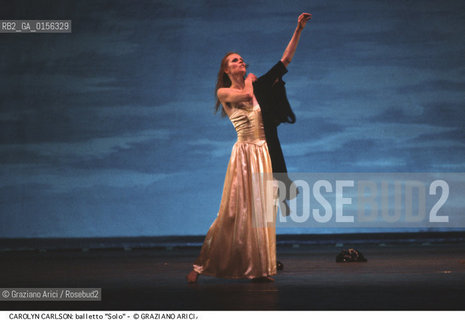 -Venezia,1983.Gran Teatro La Fenice. Carolyn Carlson nel balletto Solò, coreografia di Carolyn Carlson, ritratto Danza Balletto coreografa Carlson solo -Venice,1983.Gran Teatro La Fenice. The dancer and choreographer Carolyn Carlson during the ballett SOLO by Carolyn Carlson, contemporary dance choreographer ©Graziano Arici/Rosebud2 .La cessione dei diritti di questa immagine si intende per quanto di nostra competenza. Non comprende invece le eventuali spese  relative a diritti che potranno essere richiesti dagli Enti o persone fisiche cui appartengono eventualmente i soggetti  ripresi. Tali costi, ove necessari, e l’espletamento di qualsivoglia pratica di richiesta di concessione del permesso di pubblicazione sono esclusivamente a carico e a cura del soggetto acquirente di questa immagine.
