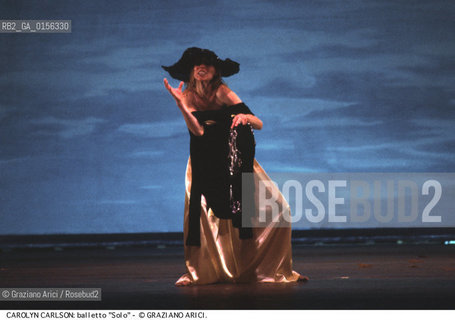 -Venezia,1983.Gran Teatro La Fenice. Carolyn Carlson nel balletto Solò, coreografia di Carolyn Carlson, ritratto Danza Balletto coreografa Carlson solo -Venice,1983.Gran Teatro La Fenice. The dancer and choreographer Carolyn Carlson during the ballett SOLO by Carolyn Carlson, contemporary dance choreographer ©Graziano Arici/Rosebud2 .La cessione dei diritti di questa immagine si intende per quanto di nostra competenza. Non comprende invece le eventuali spese  relative a diritti che potranno essere richiesti dagli Enti o persone fisiche cui appartengono eventualmente i soggetti  ripresi. Tali costi, ove necessari, e l’espletamento di qualsivoglia pratica di richiesta di concessione del permesso di pubblicazione sono esclusivamente a carico e a cura del soggetto acquirente di questa immagine.