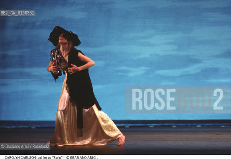 -Venezia,1983.Gran Teatro La Fenice. Carolyn Carlson nel balletto Solò, coreografia di Carolyn Carlson, ritratto Danza Balletto coreografa Carlson solo -Venice,1983.Gran Teatro La Fenice. The dancer and choreographer Carolyn Carlson during the ballett SOLO by Carolyn Carlson, contemporary dance choreographer ©Graziano Arici/Rosebud2 .La cessione dei diritti di questa immagine si intende per quanto di nostra competenza. Non comprende invece le eventuali spese  relative a diritti che potranno essere richiesti dagli Enti o persone fisiche cui appartengono eventualmente i soggetti  ripresi. Tali costi, ove necessari, e l’espletamento di qualsivoglia pratica di richiesta di concessione del permesso di pubblicazione sono esclusivamente a carico e a cura del soggetto acquirente di questa immagine.