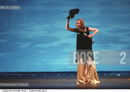 -Venezia,1983.Gran Teatro La Fenice. Carolyn Carlson nel balletto Solò, coreografia di Carolyn Carlson, ritratto Danza Balletto coreografa Carlson solo -Venice,1983.Gran Teatro La Fenice. The dancer and choreographer Carolyn Carlson during the ballett SOLO by Carolyn Carlson, contemporary dance choreographer ©Graziano Arici/Rosebud2 .La cessione dei diritti di questa immagine si intende per quanto di nostra competenza. Non comprende invece le eventuali spese  relative a diritti che potranno essere richiesti dagli Enti o persone fisiche cui appartengono eventualmente i soggetti  ripresi. Tali costi, ove necessari, e l’espletamento di qualsivoglia pratica di richiesta di concessione del permesso di pubblicazione sono esclusivamente a carico e a cura del soggetto acquirente di questa immagine.