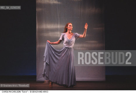 -Venezia,1983.Gran Teatro La Fenice. Carolyn Carlson nel balletto Solò, coreografia di Carolyn Carlson, ritratto Danza Balletto coreografa Carlson solo -Venice,1983.Gran Teatro La Fenice. The dancer and choreographer Carolyn Carlson during the ballett SOLO by Carolyn Carlson, contemporary dance choreographer ©Graziano Arici/Rosebud2 .La cessione dei diritti di questa immagine si intende per quanto di nostra competenza. Non comprende invece le eventuali spese  relative a diritti che potranno essere richiesti dagli Enti o persone fisiche cui appartengono eventualmente i soggetti  ripresi. Tali costi, ove necessari, e l’espletamento di qualsivoglia pratica di richiesta di concessione del permesso di pubblicazione sono esclusivamente a carico e a cura del soggetto acquirente di questa immagine.