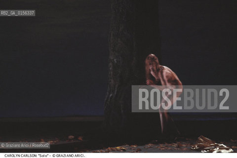 -Venezia,1983.Gran Teatro La Fenice. Carolyn Carlson nel balletto Solò, coreografia di Carolyn Carlson, ritratto Danza Balletto coreografa Carlson solo -Venice,1983.Gran Teatro La Fenice. The dancer and choreographer Carolyn Carlson during the ballett SOLO by Carolyn Carlson, contemporary dance choreographer ©Graziano Arici/Rosebud2 .La cessione dei diritti di questa immagine si intende per quanto di nostra competenza. Non comprende invece le eventuali spese  relative a diritti che potranno essere richiesti dagli Enti o persone fisiche cui appartengono eventualmente i soggetti  ripresi. Tali costi, ove necessari, e l’espletamento di qualsivoglia pratica di richiesta di concessione del permesso di pubblicazione sono esclusivamente a carico e a cura del soggetto acquirente di questa immagine.