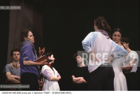 -Venezia,1983.Gran Teatro La Fenice. Carolyn Carlson durante le prove del balletto 1983, coreografia di Carolyn Carlson, ritratto Danza Balletto coreografa Carlson -Venice,1983.Gran Teatro La Fenice. The dancer and choreographer Carolyn Carlson during the rehearsal of the ballett 1983 by Carolyn Carlson, contemporary dance choreographer ©Graziano Arici/Rosebud2 .La cessione dei diritti di questa immagine si intende per quanto di nostra competenza. Non comprende invece le eventuali spese  relative a diritti che potranno essere richiesti dagli Enti o persone fisiche cui appartengono eventualmente i soggetti  ripresi. Tali costi, ove necessari, e l’espletamento di qualsivoglia pratica di richiesta di concessione del permesso di pubblicazione sono esclusivamente a carico e a cura del soggetto acquirente di questa immagine.
