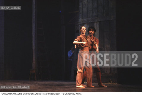 - Venezia,Gran Teatro la Fenice,1983.Underwood,Coreografia di Carolyn Carlson e Larrio Ekson,corpo di ballo Teatro e Danza la Fenice di Carolyn Carlson. Carolyn Carlson e Larrio Ekson durante il balletto. DANZA balletto corpo ballo corps choreografo choreographer Choreographed.- Venice,Gran Teatro la Fenice,1983.Underwood,Choreographed by Carolyn Carlson and Larrio Ekson,corps de ballet Carolyn Carlsons la Fenice Theatre and Dance. Carolyn Carlson e Larrio Ekson during the ballet ©Graziano Arici/Rosebud2 .La cessione dei diritti di questa immagine si intende per quanto di nostra competenza. Non comprende invece le eventuali spese  relative a diritti che potranno essere richiesti dagli Enti o persone fisiche cui appartengono eventualmente i soggetti  ripresi. Tali costi, ove necessari, e l’espletamento di qualsivoglia pratica di richiesta di concessione del permesso di pubblicazione sono esclusivamente a carico e a cura del soggetto acquirente di questa immagine.