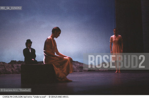 - Venezia,Gran Teatro la Fenice,1983.Underwood,Coreografia di Carolyn Carlson e Larrio Ekson,corpo di ballo Teatro e Danza la Fenice di Carolyn Carlson. DANZA balletto corpo ballo corps choreografo choreographer Choreographed.- Venice,Gran Teatro la Fenice,1983.Underwood,Choreographed by Carolyn Carlson and Larrio Ekson,corps de ballet Carolyn Carlsons la Fenice Theatre and Dance ©Graziano Arici/Rosebud2 .La cessione dei diritti di questa immagine si intende per quanto di nostra competenza. Non comprende invece le eventuali spese  relative a diritti che potranno essere richiesti dagli Enti o persone fisiche cui appartengono eventualmente i soggetti  ripresi. Tali costi, ove necessari, e l’espletamento di qualsivoglia pratica di richiesta di concessione del permesso di pubblicazione sono esclusivamente a carico e a cura del soggetto acquirente di questa immagine.