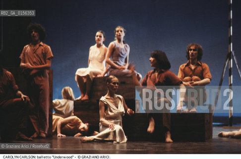 - Venezia,Gran Teatro la Fenice,1983.Underwood,Coreografia di Carolyn Carlson e Larrio Ekson,corpo di ballo Teatro e Danza la Fenice di Carolyn Carlson. DANZA balletto corpo ballo corps choreografo choreographer Choreographed.- Venice,Gran Teatro la Fenice,1983.Underwood,Choreographed by Carolyn Carlson and Larrio Ekson,corps de ballet Carolyn Carlsons la Fenice Theatre and Dance ©Graziano Arici/Rosebud2 .La cessione dei diritti di questa immagine si intende per quanto di nostra competenza. Non comprende invece le eventuali spese  relative a diritti che potranno essere richiesti dagli Enti o persone fisiche cui appartengono eventualmente i soggetti  ripresi. Tali costi, ove necessari, e l’espletamento di qualsivoglia pratica di richiesta di concessione del permesso di pubblicazione sono esclusivamente a carico e a cura del soggetto acquirente di questa immagine.