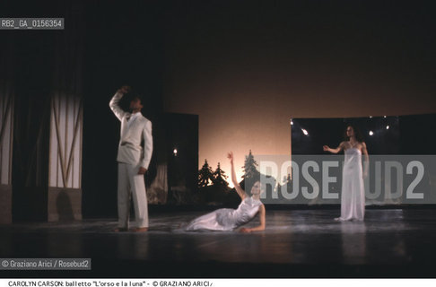 -Venezia,1985,Gran Teatro la Fenice. Balletto lOrso e la Luna.Coreografia di Carolyn Carlson,corpo di ballo teatro e danza la Fenice di Carolyn Carlson.DANZA ballo ballerini coreografia coreografo.-Venice,1985,Gran Teatro la Fenice.Dance Ballet, choreographed by Carolyn Carlson,corps de ballet Carolyn Carlsons La Fenice Theatre and Dance ©Graziano Arici/Rosebud2 La cessione dei diritti di questa immagine si intende per quanto di nostra competenza. Non comprende invece le eventuali spese  relative a diritti che potranno essere richiesti dagli Enti o persone fisiche cui appartengono eventualmente i soggetti  ripresi. Tali costi, ove necessari, e l’espletamento di qualsivoglia pratica di richiesta di concessione del permesso di pubblicazione sono esclusivamente a carico e a cura del soggetto acquirente di questa immagine.