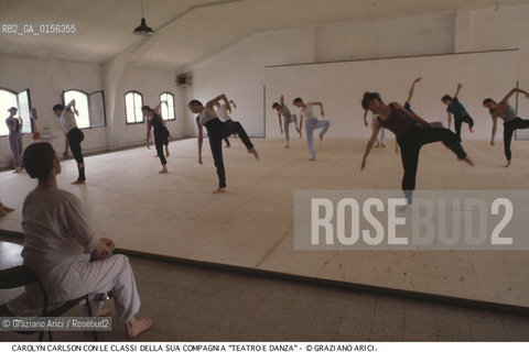 Venezia,1985. Ritratto della ballerina e coreografa Carolyn Carlson mcon la sua scola Teatro e Danza. Danza ballerina coreografa ritratto -Venice,1985. Portrait of Carolyn Carlson, dancer and choreographer,with his students ©Graziano Arici/Rosebud2 .La cessione dei diritti di questa immagine si intende per quanto di nostra competenza. Non comprende invece le eventuali spese  relative a diritti che potranno essere richiesti dagli Enti o persone fisiche cui appartengono eventualmente i soggetti  ripresi. Tali costi, ove necessari, e l’espletamento di qualsivoglia pratica di richiesta di concessione del permesso di pubblicazione sono esclusivamente a carico e a cura del soggetto acquirente di questa immagine.