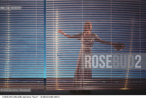 -Venezia,1983.Gran Teatro La Fenice. Carolyn Carlson nel balletto Solò, coreografia di Carolyn Carlson, ritratto Danza Balletto coreografa Carlson solo -Venice,1983.Gran Teatro La Fenice. The dancer and choreographer Carolyn Carlson during the ballett SOLO by Carolyn Carlson, contemporary dance choreographer ©Graziano Arici/Rosebud2 .La cessione dei diritti di questa immagine si intende per quanto di nostra competenza. Non comprende invece le eventuali spese  relative a diritti che potranno essere richiesti dagli Enti o persone fisiche cui appartengono eventualmente i soggetti  ripresi. Tali costi, ove necessari, e l’espletamento di qualsivoglia pratica di richiesta di concessione del permesso di pubblicazione sono esclusivamente a carico e a cura del soggetto acquirente di questa immagine.
