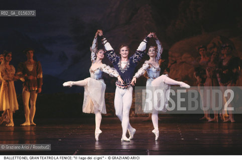 Venice, 1988. Gran Teatro La Fenice.Swan Lake ballet, coreographed by Marius Petipa and Lev Ivanov, music by Pyotr Ilyich Tchaikovsky, corps ballet of the S.M.Kirov theatre Leningrad .Venezia, 1988. Gran Teatro La Fenice. Balletto Il Lago dei Cigni,corpo di ballo teatro S.M.Kirov di Leningrado, coreografia di Marius Petipa e Lev Ivanov, musica di Pyotr Ilyich Tchaikovsky. Danza balletto classica Lago dei cigni Fenice ©Graziano Arici/Rosebud2 La cessione dei diritti di questa immagine si intende per quanto di nostra competenza. Non comprende invece le eventuali spese  relative a diritti che potranno essere richiesti dagli Enti o persone fisiche cui appartengono eventualmente i soggetti  ripresi. Tali costi, ove necessari, e l’espletamento di qualsivoglia pratica di richiesta di concessione del permesso di pubblicazione sono esclusivamente a carico e a cura del soggetto acquirente di questa immagine.