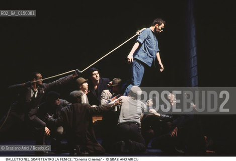 -Venezia,1993. Gran teatro La Fenice. Balletto Cinema Cinema coreografato da Maurice Bejart, corpo di Ballo Bejart Ballet Lausanne. Danza balletto teatro  -Venice,1993. Gran teatro La Fenice.Ballet Cinema Cinema,choreographed by Maurice Bejart, corps de ballet Bejart ballet Lausanne Cinema Cinema ©Graziano Arici/Rosebud2 La cessione dei diritti di questa immagine si intende per quanto di nostra competenza. Non comprende invece le eventuali spese  relative a diritti che potranno essere richiesti dagli Enti o persone fisiche cui appartengono eventualmente i soggetti  ripresi. Tali costi, ove necessari, e l’espletamento di qualsivoglia pratica di richiesta di concessione del permesso di pubblicazione sono esclusivamente a carico e a cura del soggetto acquirente di questa immagine.