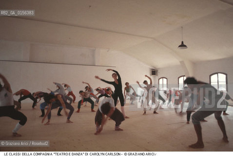 Venezia,1985. Ritratto della ballerina e coreografa Carolyn Carlson mcon la sua scola Teatro e Danza. Danza ballerina coreografa ritratto -Venice,1985. Portrait of Carolyn Carlson, dancer and choreographer,with his students ©Graziano Arici/Rosebud2 .La cessione dei diritti di questa immagine si intende per quanto di nostra competenza. Non comprende invece le eventuali spese  relative a diritti che potranno essere richiesti dagli Enti o persone fisiche cui appartengono eventualmente i soggetti  ripresi. Tali costi, ove necessari, e l’espletamento di qualsivoglia pratica di richiesta di concessione del permesso di pubblicazione sono esclusivamente a carico e a cura del soggetto acquirente di questa immagine.