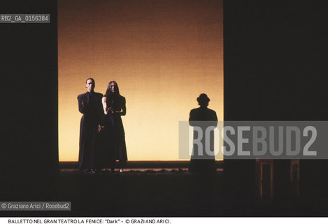-Venezia,1989.Teatro Malibran. Carolyn Carlson nel balletto Dark, coreografia di Carolyn Carlson,musiche di Joachin Kuhn Danza Balletto coreografa Carlson dark Malibran -Venice,1989.Teatro Malibran. The dancer and choreographer Carolyn Carlson during the ballett Dark by Carolyn Carlson, contemporary dance choreographer, music by Joachin Kuhn ©Graziano Arici/Rosebud2 .La cessione dei diritti di questa immagine si intende per quanto di nostra competenza. Non comprende invece le eventuali spese  relative a diritti che potranno essere richiesti dagli Enti o persone fisiche cui appartengono eventualmente i soggetti  ripresi. Tali costi, ove necessari, e l’espletamento di qualsivoglia pratica di richiesta di concessione del permesso di pubblicazione sono esclusivamente a carico e a cura del soggetto acquirente di questa immagine.