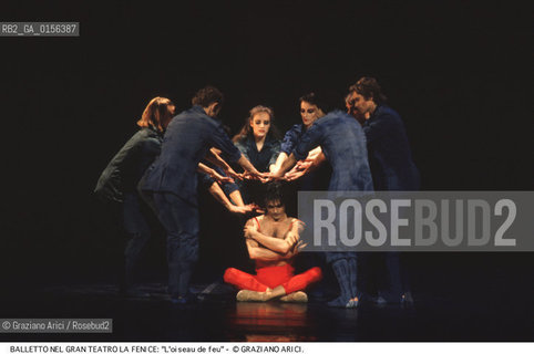 - Venezia,1989.Gran Teatro la Fenice.Luccello di fuoco coreografia di Maurice Bejart musica di Igor Stravinskij.Danza balletto coreografia musica palco ballerini.- Venice,1989. Gran Teatro la Fenice.Luccello di fuoco choreographed by Maurice Bejart, music by Igor Stravinskij. Corps de ballet Bejart ballet Lausanne ©Graziano Arici/Rosebud2 .La cessione dei diritti di questa immagine si intende per quanto di nostra competenza. Non comprende invece le eventuali spese  relative a diritti che potranno essere richiesti dagli Enti o persone fisiche cui appartengono eventualmente i soggetti  ripresi. Tali costi, ove necessari, e l’espletamento di qualsivoglia pratica di richiesta di concessione del permesso di pubblicazione sono esclusivamente a carico e a cura del soggetto acquirente di questa immagine.