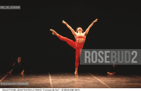 - Venezia,1989.Gran Teatro la Fenice.Luccello di fuoco coreografia di Maurice Bejart musica di Igor Stravinskij.Danza balletto coreografia musica palco ballerini.- Venice,1989. Gran Teatro la Fenice.Luccello di fuoco choreographed by Maurice Bejart, music by Igor Stravinskij. Corps de ballet Bejart ballet Lausanne ©Graziano Arici/Rosebud2 .La cessione dei diritti di questa immagine si intende per quanto di nostra competenza. Non comprende invece le eventuali spese  relative a diritti che potranno essere richiesti dagli Enti o persone fisiche cui appartengono eventualmente i soggetti  ripresi. Tali costi, ove necessari, e l’espletamento di qualsivoglia pratica di richiesta di concessione del permesso di pubblicazione sono esclusivamente a carico e a cura del soggetto acquirente di questa immagine.