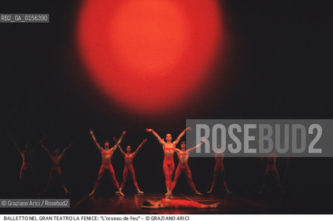 - Venezia,1989.Gran Teatro la Fenice.Luccello di fuoco coreografia di Maurice Bejart musica di Igor Stravinskij.Danza balletto coreografia musica palco ballerini.- Venice,1989. Gran Teatro la Fenice.Luccello di fuoco choreographed by Maurice Bejart, music by Igor Stravinskij. Corps de ballet Bejart ballet Lausanne ©Graziano Arici/Rosebud2 .La cessione dei diritti di questa immagine si intende per quanto di nostra competenza. Non comprende invece le eventuali spese  relative a diritti che potranno essere richiesti dagli Enti o persone fisiche cui appartengono eventualmente i soggetti  ripresi. Tali costi, ove necessari, e l’espletamento di qualsivoglia pratica di richiesta di concessione del permesso di pubblicazione sono esclusivamente a carico e a cura del soggetto acquirente di questa immagine.