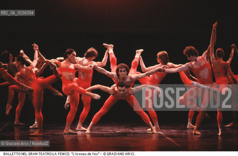 - Venezia,1989.Gran Teatro la Fenice.Luccello di fuoco coreografia di Maurice Bejart musica di Igor Stravinskij.Danza balletto coreografia musica palco ballerini.- Venice,1989. Gran Teatro la Fenice.Luccello di fuoco choreographed by Maurice Bejart, music by Igor Stravinskij. Corps de ballet Bejart ballet Lausanne ©Graziano Arici/Rosebud2 .La cessione dei diritti di questa immagine si intende per quanto di nostra competenza. Non comprende invece le eventuali spese  relative a diritti che potranno essere richiesti dagli Enti o persone fisiche cui appartengono eventualmente i soggetti  ripresi. Tali costi, ove necessari, e l’espletamento di qualsivoglia pratica di richiesta di concessione del permesso di pubblicazione sono esclusivamente a carico e a cura del soggetto acquirente di questa immagine.