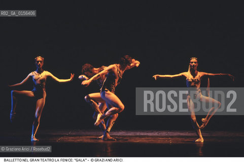 Venice, 1992. Gran Teatro La Fenice.Gala ballet, corps ballet of the S.M.Kirov theatre Leningrad .Venezia, 1988. Gran Teatro La Fenice. Balletto Galà,corpo di ballo teatro S.M.Kirov di Leningrado. Danza balletto classica Gala Fenice ©Graziano Arici/Rosebud2 La cessione dei diritti di questa immagine si intende per quanto di nostra competenza. Non comprende invece le eventuali spese  relative a diritti che potranno essere richiesti dagli Enti o persone fisiche cui appartengono eventualmente i soggetti  ripresi. Tali costi, ove necessari, e l’espletamento di qualsivoglia pratica di richiesta di concessione del permesso di pubblicazione sono esclusivamente a carico e a cura del soggetto acquirente di questa immagine.