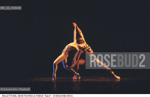 Venice, 1992. Gran Teatro La Fenice.Gala ballet, corps ballet of the S.M.Kirov theatre Leningrad .Venezia, 1988. Gran Teatro La Fenice. Balletto Galà,corpo di ballo teatro S.M.Kirov di Leningrado. Danza balletto classica Gala Fenice ©Graziano Arici/Rosebud2 La cessione dei diritti di questa immagine si intende per quanto di nostra competenza. Non comprende invece le eventuali spese  relative a diritti che potranno essere richiesti dagli Enti o persone fisiche cui appartengono eventualmente i soggetti  ripresi. Tali costi, ove necessari, e l’espletamento di qualsivoglia pratica di richiesta di concessione del permesso di pubblicazione sono esclusivamente a carico e a cura del soggetto acquirente di questa immagine.