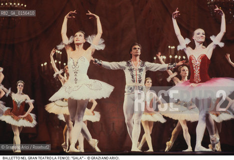 Venice, 1992. Gran Teatro La Fenice.Gala ballet, corps ballet of the S.M.Kirov theatre Leningrad .Venezia, 1988. Gran Teatro La Fenice. Balletto Galà,corpo di ballo teatro S.M.Kirov di Leningrado. Danza balletto classica Gala Fenice ©Graziano Arici/Rosebud2 La cessione dei diritti di questa immagine si intende per quanto di nostra competenza. Non comprende invece le eventuali spese  relative a diritti che potranno essere richiesti dagli Enti o persone fisiche cui appartengono eventualmente i soggetti  ripresi. Tali costi, ove necessari, e l’espletamento di qualsivoglia pratica di richiesta di concessione del permesso di pubblicazione sono esclusivamente a carico e a cura del soggetto acquirente di questa immagine.
