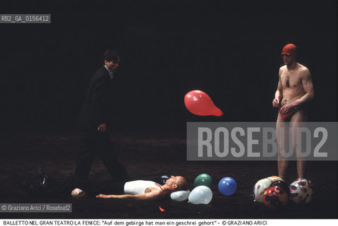 -Venezia,1985.Gran Teatro la Fenice. Balletto AUF DEM GEBIRGE HAT MAN EIN GESCHREI GEHORT (DALLA MONTAGNA SI E SENTITO UN GRIDO),coreografia di Pina Bausch, corpo di ballo Tanztheater Wuppertal.Tanztheater Wuppertal Pina Bausch Danza balletto coreografia .-Venice,1985. Gran Teatro la Fenice. Dance ballet AUF DEM GEBIRGE HAT MAN EIN GESCHREI GEHORT, choreographed by Pina Bausch, Tanztheater Wuppertal dancers chorus ©Graziano Arici/Rosebud2 .La cessione dei diritti di questa immagine si intende per quanto di nostra competenza. Non comprende invece le eventuali spese  relative a diritti che potranno essere richiesti dagli Enti o persone fisiche cui appartengono eventualmente i soggetti  ripresi. Tali costi, ove necessari, e l’espletamento di qualsivoglia pratica di richiesta di concessione del permesso di pubblicazione sono esclusivamente a carico e a cura del soggetto acquirente di questa immagine.