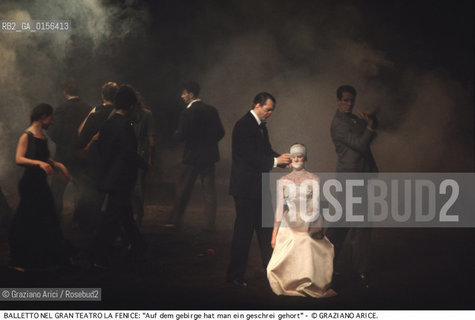-Venezia,1985.Gran Teatro la Fenice. Balletto AUF DEM GEBIRGE HAT MAN EIN GESCHREI GEHORT (DALLA MONTAGNA SI E SENTITO UN GRIDO),coreografia di Pina Bausch, corpo di ballo Tanztheater Wuppertal.Tanztheater Wuppertal Pina Bausch Danza balletto coreografia .-Venice,1985. Gran Teatro la Fenice. Dance ballet AUF DEM GEBIRGE HAT MAN EIN GESCHREI GEHORT, choreographed by Pina Bausch, Tanztheater Wuppertal dancers chorus ©Graziano Arici/Rosebud2 .La cessione dei diritti di questa immagine si intende per quanto di nostra competenza. Non comprende invece le eventuali spese  relative a diritti che potranno essere richiesti dagli Enti o persone fisiche cui appartengono eventualmente i soggetti  ripresi. Tali costi, ove necessari, e l’espletamento di qualsivoglia pratica di richiesta di concessione del permesso di pubblicazione sono esclusivamente a carico e a cura del soggetto acquirente di questa immagine.