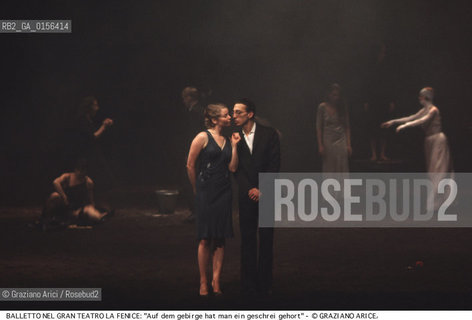 -Venezia,1985.Gran Teatro la Fenice. Balletto AUF DEM GEBIRGE HAT MAN EIN GESCHREI GEHORT (DALLA MONTAGNA SI E SENTITO UN GRIDO),coreografia di Pina Bausch, corpo di ballo Tanztheater Wuppertal.Tanztheater Wuppertal Pina Bausch Danza balletto coreografia .-Venice,1985. Gran Teatro la Fenice. Dance ballet AUF DEM GEBIRGE HAT MAN EIN GESCHREI GEHORT, choreographed by Pina Bausch, Tanztheater Wuppertal dancers chorus ©Graziano Arici/Rosebud2 .La cessione dei diritti di questa immagine si intende per quanto di nostra competenza. Non comprende invece le eventuali spese  relative a diritti che potranno essere richiesti dagli Enti o persone fisiche cui appartengono eventualmente i soggetti  ripresi. Tali costi, ove necessari, e l’espletamento di qualsivoglia pratica di richiesta di concessione del permesso di pubblicazione sono esclusivamente a carico e a cura del soggetto acquirente di questa immagine.