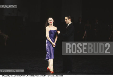 -Venezia,1985. Gran Teatro la Fenice. Balletto Kontakthof, coreografia di Pina Bausch, corpo di ballo Tanztheater Wuppertal..-Venice,1985. Gran Teatro la Fenice. Dance ballet Kontakthof, choreographed by Pina Bausch, Tanztheater Wuppertal dancers chorus ©Graziano Arici/Rosebud2 La cessione dei diritti di questa immagine si intende per quanto di nostra competenza. Non comprende invece le eventuali spese  relative a diritti che potranno essere richiesti dagli Enti o persone fisiche cui appartengono eventualmente i soggetti  ripresi. Tali costi, ove necessari, e l’espletamento di qualsivoglia pratica di richiesta di concessione del permesso di pubblicazione sono esclusivamente a carico e a cura del soggetto acquirente di questa immagine.