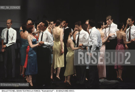 -Venezia,1985. Gran Teatro la Fenice. Balletto Kontakthof, coreografia di Pina Bausch, corpo di ballo Tanztheater Wuppertal..-Venice,1985. Gran Teatro la Fenice. Dance ballet Kontakthof, choreographed by Pina Bausch, Tanztheater Wuppertal dancers chorus ©Graziano Arici/Rosebud2 La cessione dei diritti di questa immagine si intende per quanto di nostra competenza. Non comprende invece le eventuali spese  relative a diritti che potranno essere richiesti dagli Enti o persone fisiche cui appartengono eventualmente i soggetti  ripresi. Tali costi, ove necessari, e l’espletamento di qualsivoglia pratica di richiesta di concessione del permesso di pubblicazione sono esclusivamente a carico e a cura del soggetto acquirente di questa immagine.