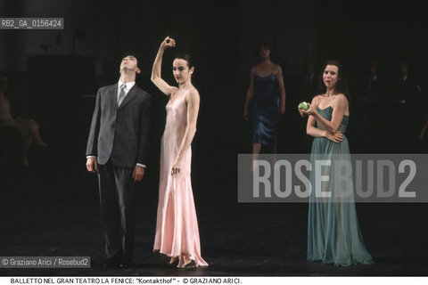 -Venezia,1985. Gran Teatro la Fenice. Balletto Kontakthof, coreografia di Pina Bausch, corpo di ballo Tanztheater Wuppertal..-Venice,1985. Gran Teatro la Fenice. Dance ballet Kontakthof, choreographed by Pina Bausch, Tanztheater Wuppertal dancers chorus ©Graziano Arici/Rosebud2 La cessione dei diritti di questa immagine si intende per quanto di nostra competenza. Non comprende invece le eventuali spese  relative a diritti che potranno essere richiesti dagli Enti o persone fisiche cui appartengono eventualmente i soggetti  ripresi. Tali costi, ove necessari, e l’espletamento di qualsivoglia pratica di richiesta di concessione del permesso di pubblicazione sono esclusivamente a carico e a cura del soggetto acquirente di questa immagine.