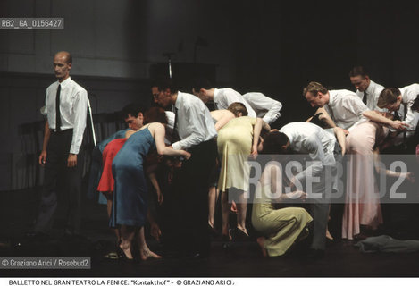 -Venezia,1985. Gran Teatro la Fenice. Balletto Kontakthof, coreografia di Pina Bausch, corpo di ballo Tanztheater Wuppertal..-Venice,1985. Gran Teatro la Fenice. Dance ballet Kontakthof, choreographed by Pina Bausch, Tanztheater Wuppertal dancers chorus ©Graziano Arici/Rosebud2 La cessione dei diritti di questa immagine si intende per quanto di nostra competenza. Non comprende invece le eventuali spese  relative a diritti che potranno essere richiesti dagli Enti o persone fisiche cui appartengono eventualmente i soggetti  ripresi. Tali costi, ove necessari, e l’espletamento di qualsivoglia pratica di richiesta di concessione del permesso di pubblicazione sono esclusivamente a carico e a cura del soggetto acquirente di questa immagine.