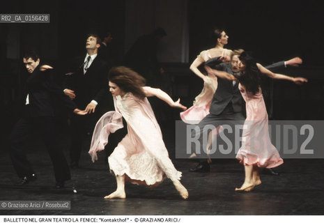 -Venezia,1985. Gran Teatro la Fenice. Balletto Kontakthof, coreografia di Pina Bausch, corpo di ballo Tanztheater Wuppertal..-Venice,1985. Gran Teatro la Fenice. Dance ballet Kontakthof, choreographed by Pina Bausch, Tanztheater Wuppertal dancers chorus ©Graziano Arici/Rosebud2 La cessione dei diritti di questa immagine si intende per quanto di nostra competenza. Non comprende invece le eventuali spese  relative a diritti che potranno essere richiesti dagli Enti o persone fisiche cui appartengono eventualmente i soggetti  ripresi. Tali costi, ove necessari, e l’espletamento di qualsivoglia pratica di richiesta di concessione del permesso di pubblicazione sono esclusivamente a carico e a cura del soggetto acquirente di questa immagine.