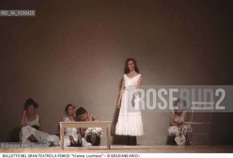 -Venezia,1988.Gran Teatro la Fenice. Balletto Vienna:Lusthaus ,coreografia di Martha Clarke, corpo di ballo Martha Clarke Dance Danza balletto coreografia .-Venice,1988. Gran Teatro la Fenice. Dance ballet Vienna:Lusthaus, choreographed by Martha Clarke, Martha Clarke dancers chorus ©Graziano Arici/Rosebud2 .La cessione dei diritti di questa immagine si intende per quanto di nostra competenza. Non comprende invece le eventuali spese  relative a diritti che potranno essere richiesti dagli Enti o persone fisiche cui appartengono eventualmente i soggetti  ripresi. Tali costi, ove necessari, e l’espletamento di qualsivoglia pratica di richiesta di concessione del permesso di pubblicazione sono esclusivamente a carico e a cura del soggetto acquirente di questa immagine.